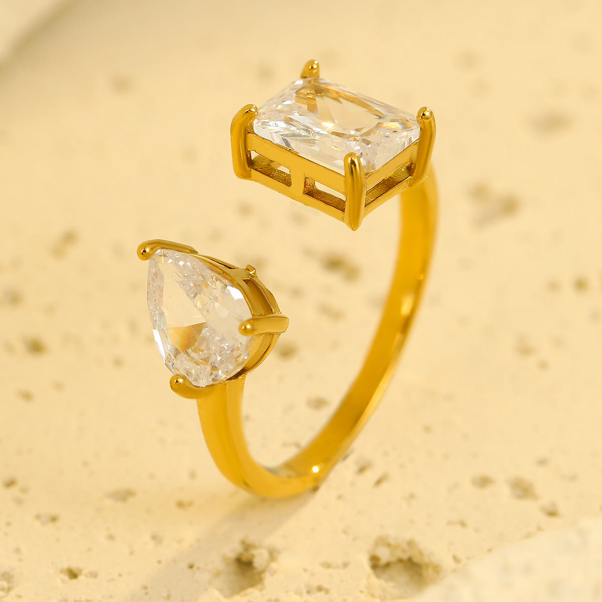 Anello minimalista quadrato da donna in acciaio inossidabile con intarsio in zircone e finitura placcata