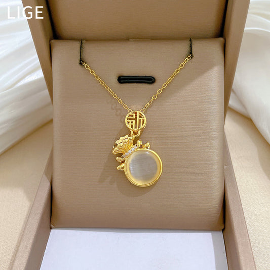 Collar con colgante de bolsa de la suerte minimalista para mujer, cadena de medallón de acero inoxidable con detalles completos de diamantes de imitación y forma de animal del zodiaco