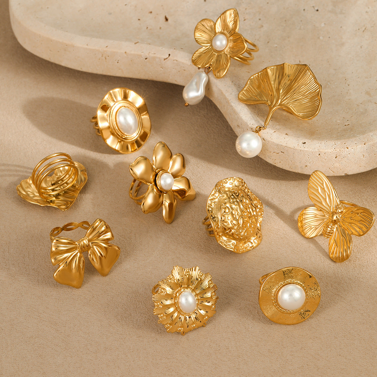 Anillo minimalista de acero de titanio con forma de lazo, incrustaciones de perlas simuladas y chapado en oro de 18 quilates para mujer