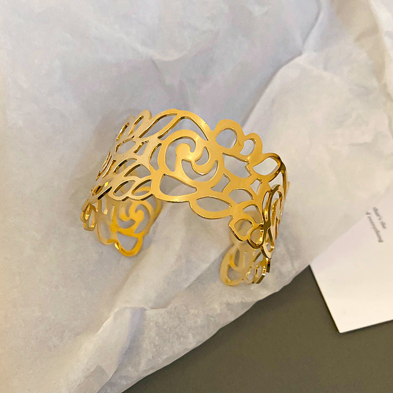 Pulsera de metal con patrón de cuadrícula geométrica de tono frío minimalista con acabado galvanizado para mujer