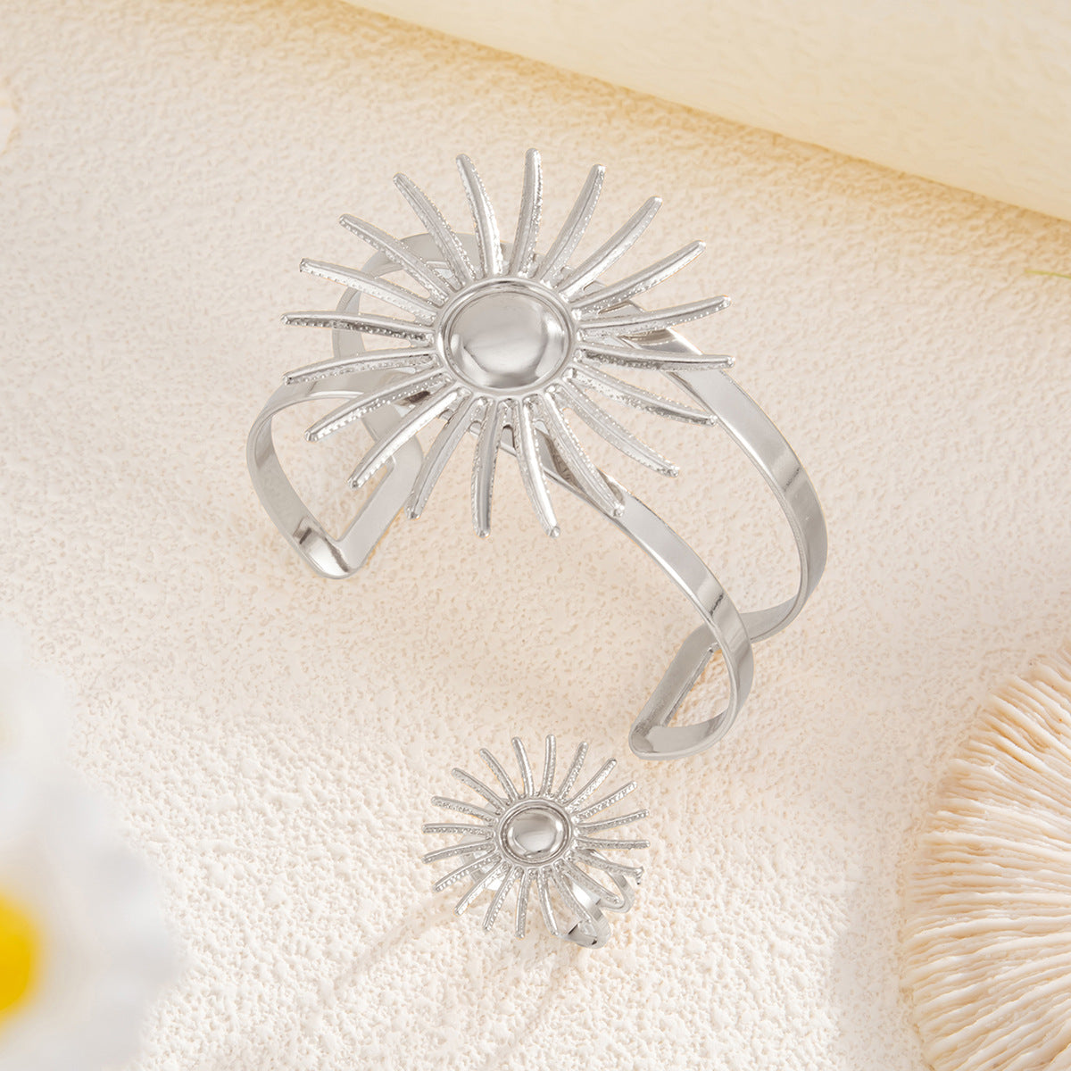 Pulsera de metal hueco con forma de sol de gran tamaño para mujer, con estilo étnico vintage y acabado galvanizado