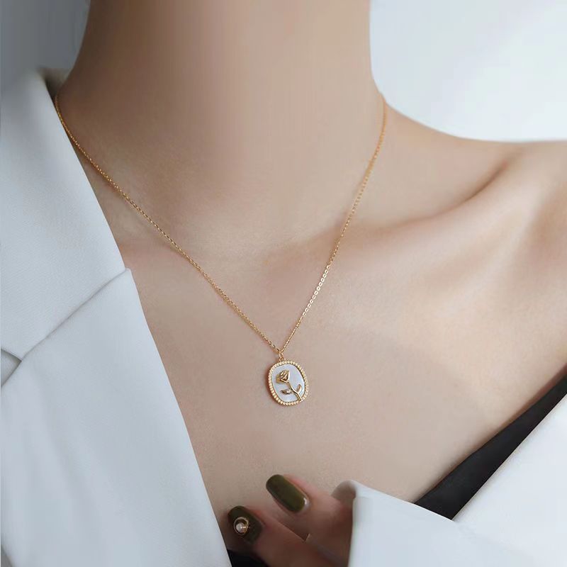 Collana Pendente Rosa Floreale Vintage di Lusso Francese in Madreperla Bianca per Donna con Catena in Acciaio al Titanio e Finitura Placcata