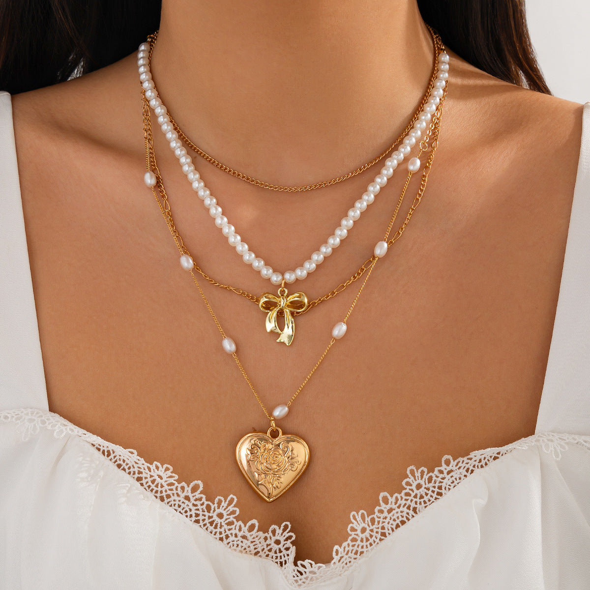 Graziosa collana pendente a forma di fiocco con dettaglio nappa, perla sintetica e lega, finitura placcata, stile a strati da donna