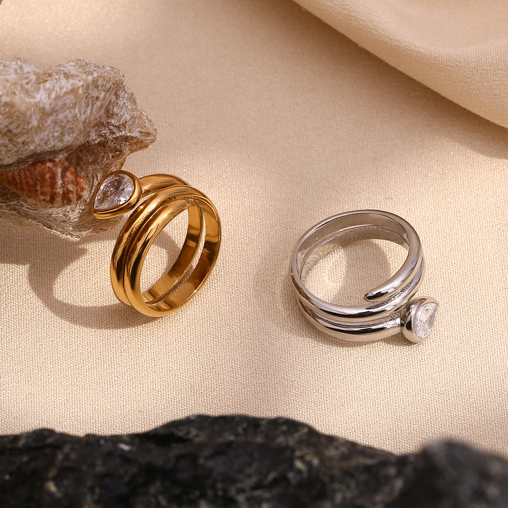 Anello da donna minimalista geometrico in acciaio inossidabile placcato oro 18 carati a doppio strato con testa di serpente lungo e strass bianchi a forma di cuore