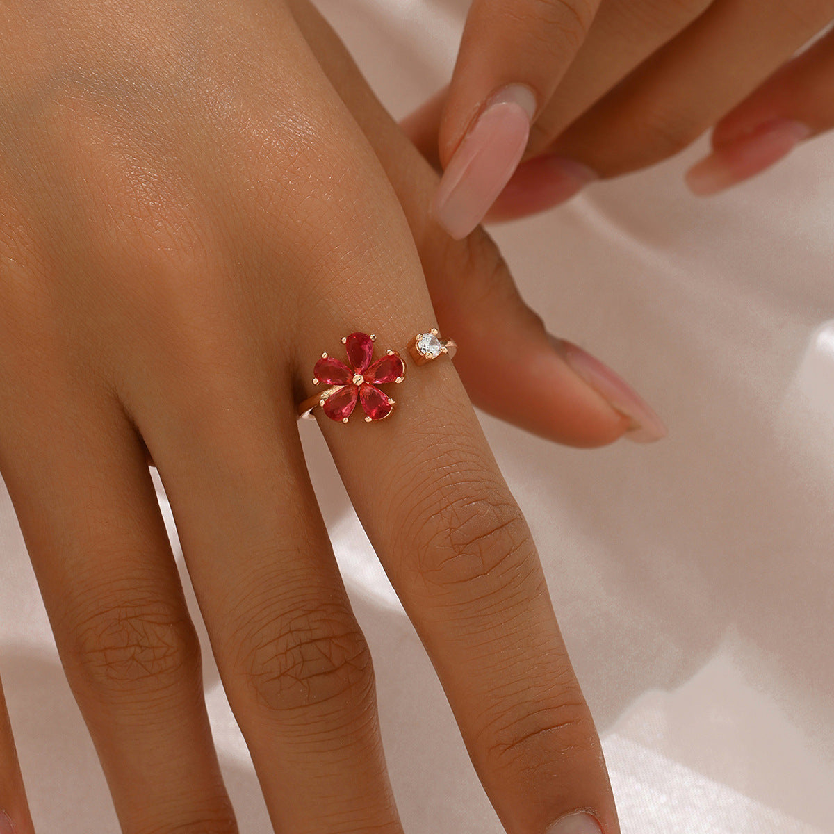 Dulce Anillo de Cobre Minimalista Floral con Incrustaciones de Circones y Banda Abierta Ajustable para Mujer