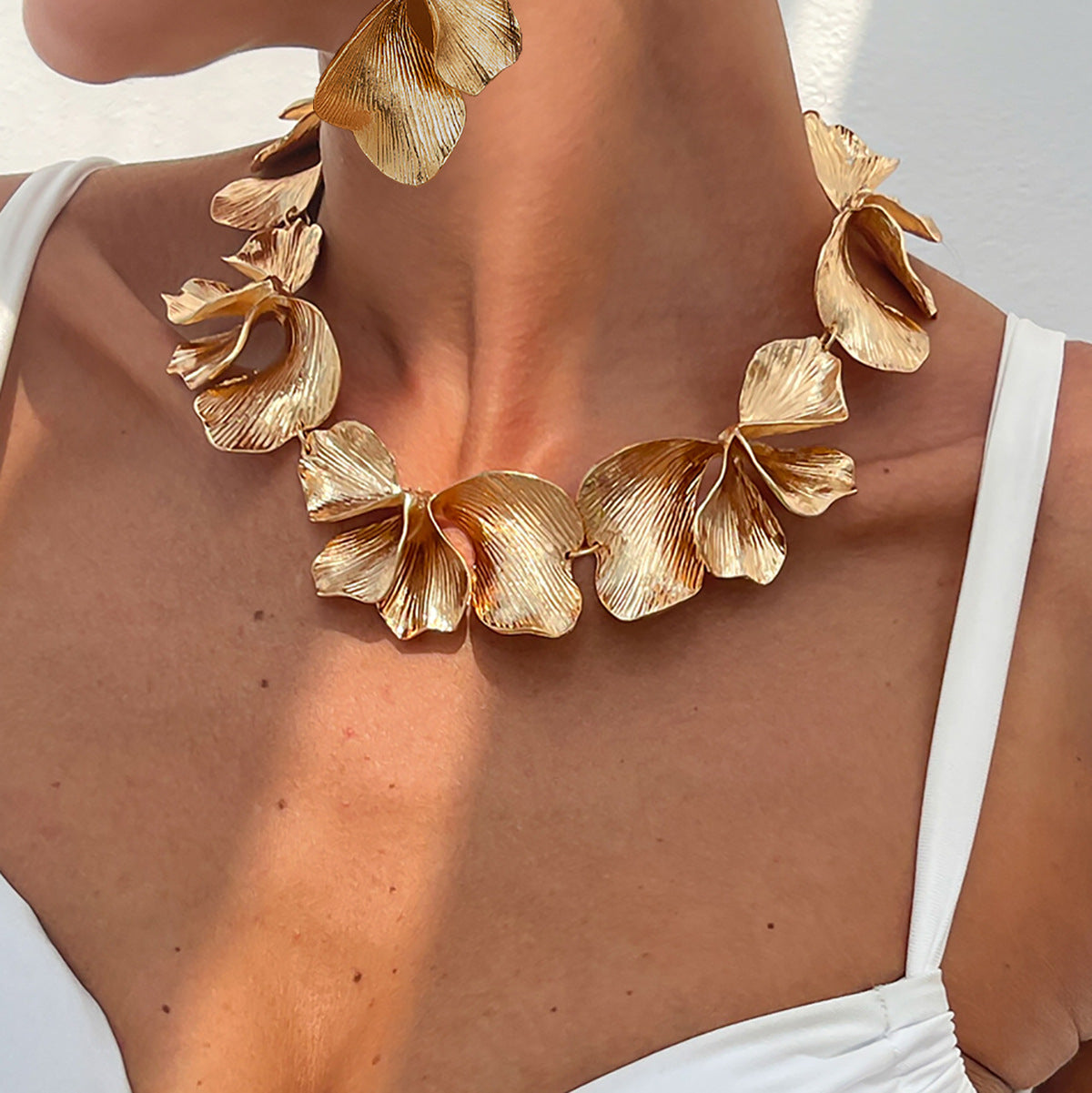Collana Pendente Floreale Esagerata da Donna con Design a Petali in Lega 3D e Motivo Floreale Pieghettato Testurizzato