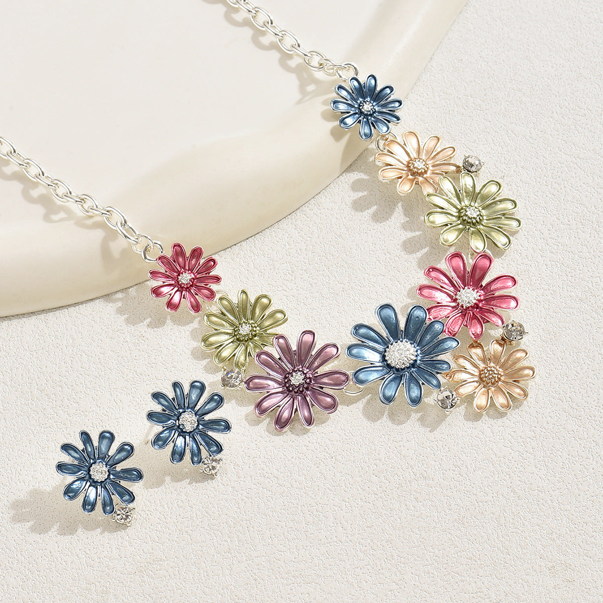 Set di collana e orecchini in lega con fiori margherita alla moda con intarsio di strass per donna