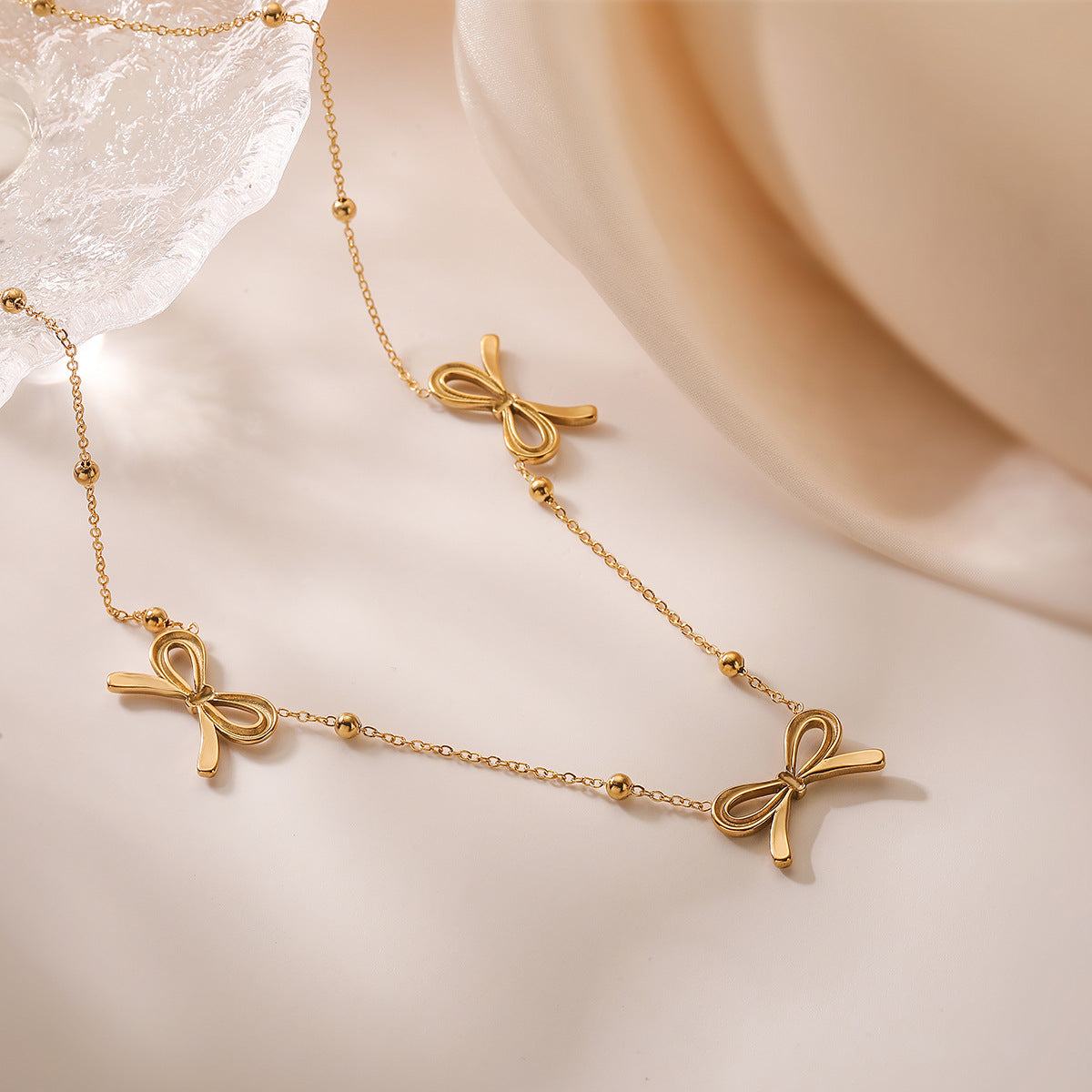 Collana girocollo minimalista da donna alla moda con ciondolo a fiocco dolce in acciaio al titanio con design geometrico
