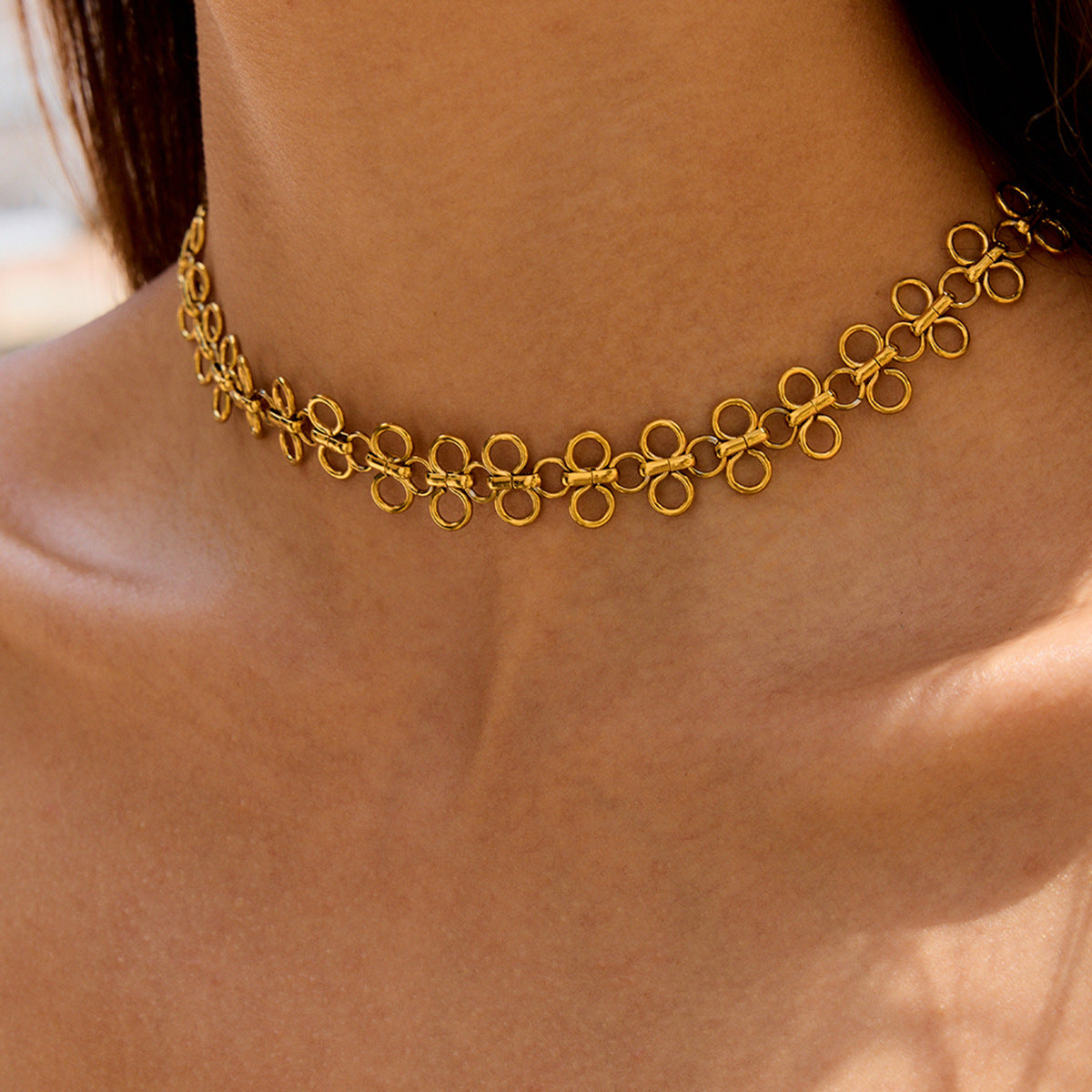 Collana con Pendente a Trifoglio Minimalista in Acciaio al Titanio con Finitura Placcata da Donna