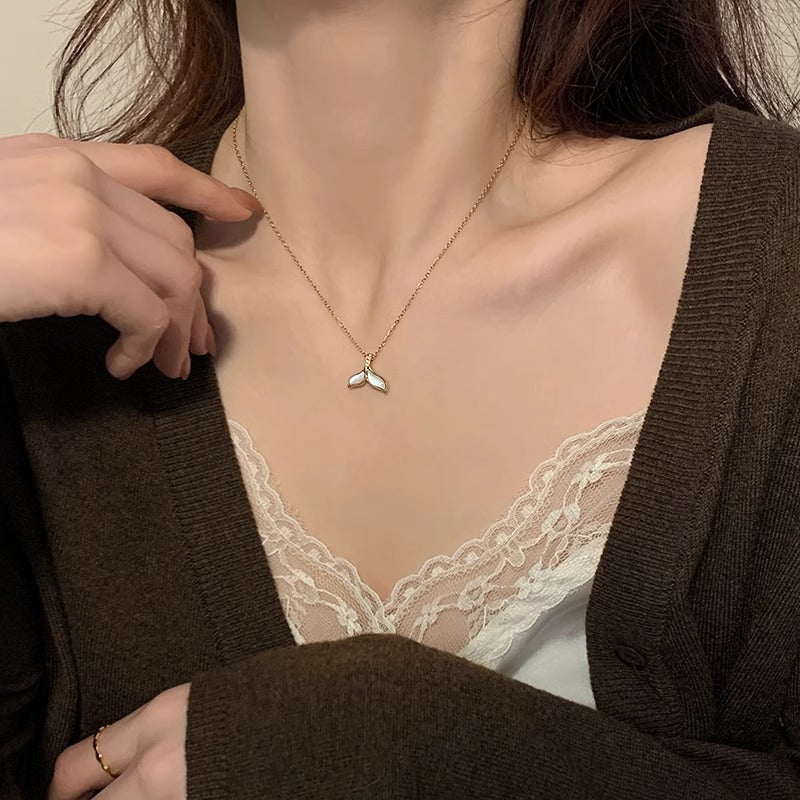 Collana con pendente a coda di pesce irregolare di design originale da donna in acciaio al titanio placcato oro su catena O-ring