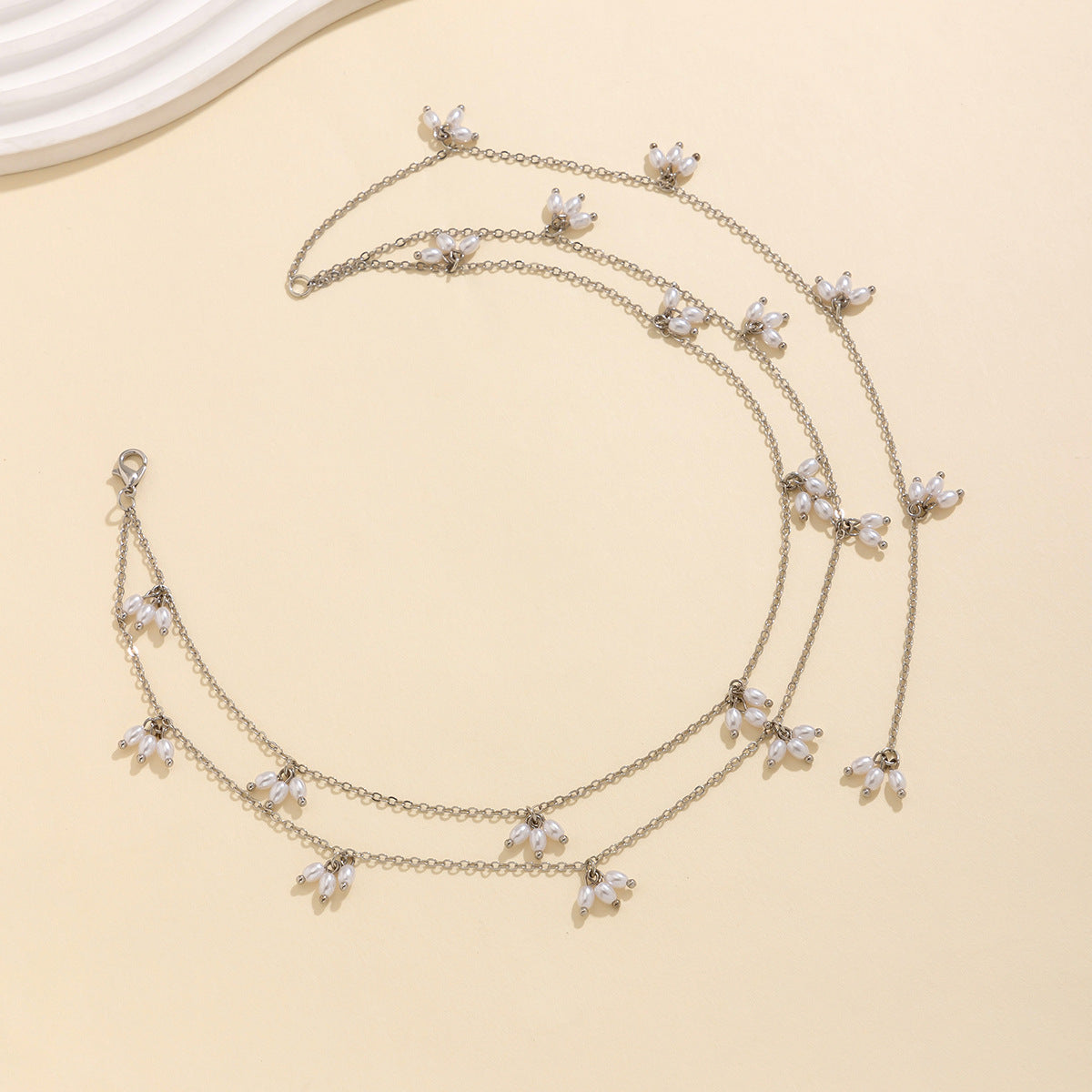 Collana a fascia posteriore in stile perla con nappe color freddo minimalista con ciondolo geometrico e finitura placcata per donne