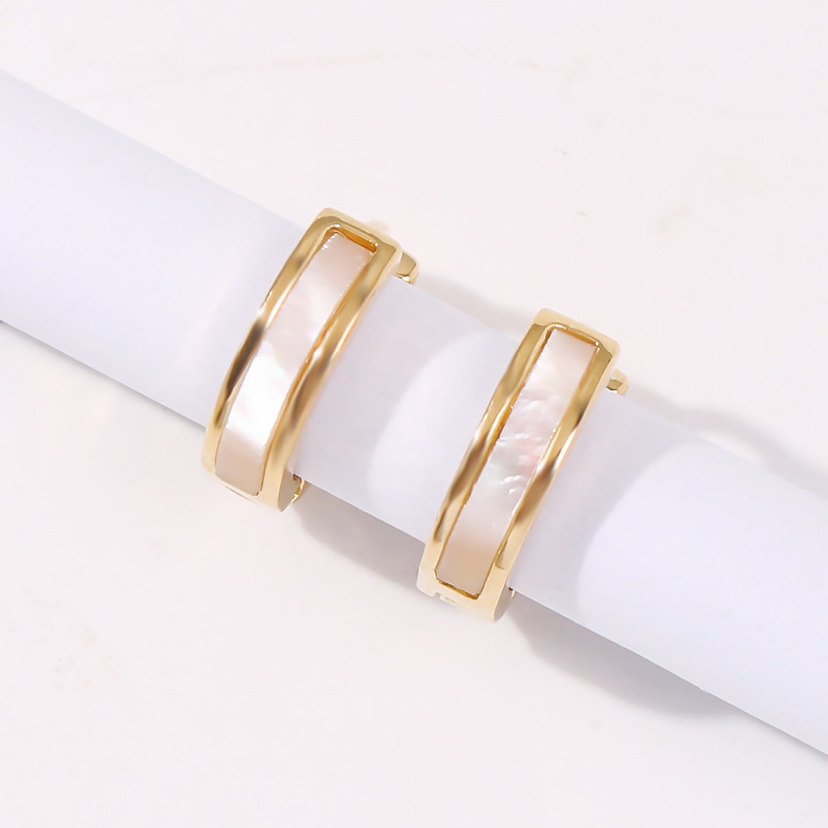 Pendientes Geométricos Minimalistas de Latón para Mujer con Acabado Galvanizado y Estilo Contemporáneo de Oficina