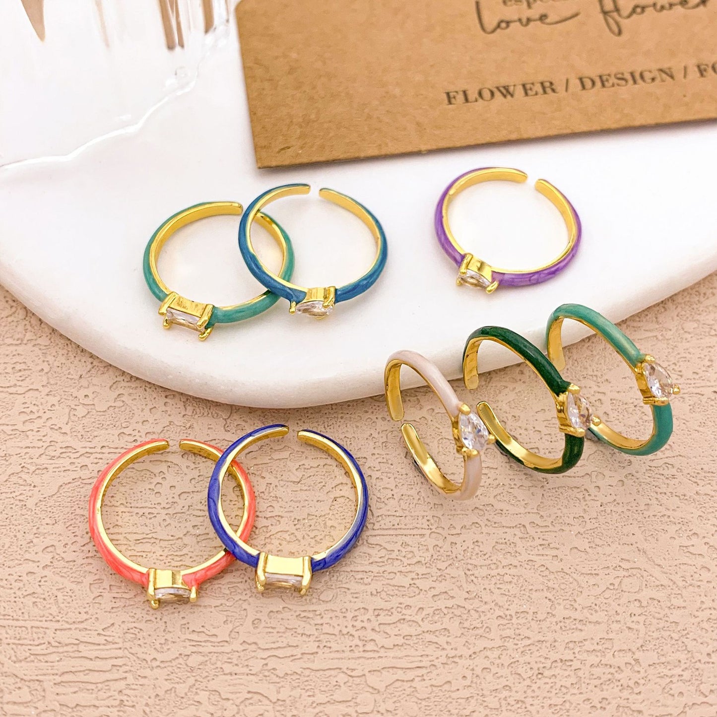 Anillo minimalista de aleación chapado en oro con circonita cúbica de lágrima dulce redonda ovalada con puntos geométricos para mujer