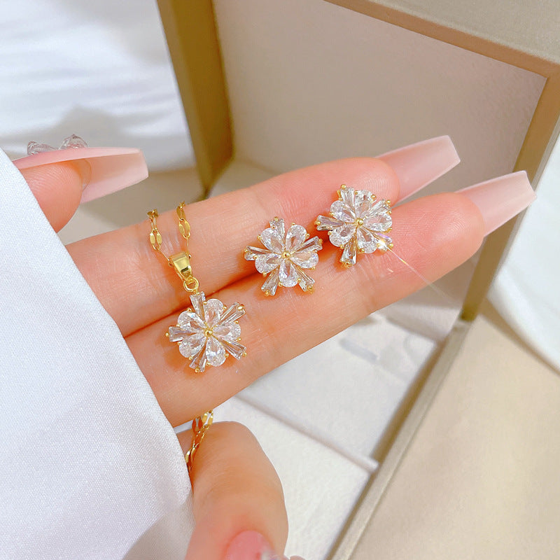 Parure di Orecchini e Collana in Rame Placcato con Zirconi Geometrici di Lusso