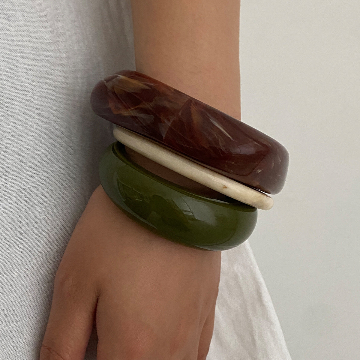 Bracciale rigido aperto minimalista in resina a forma di C con design geometrico irregolare per donna