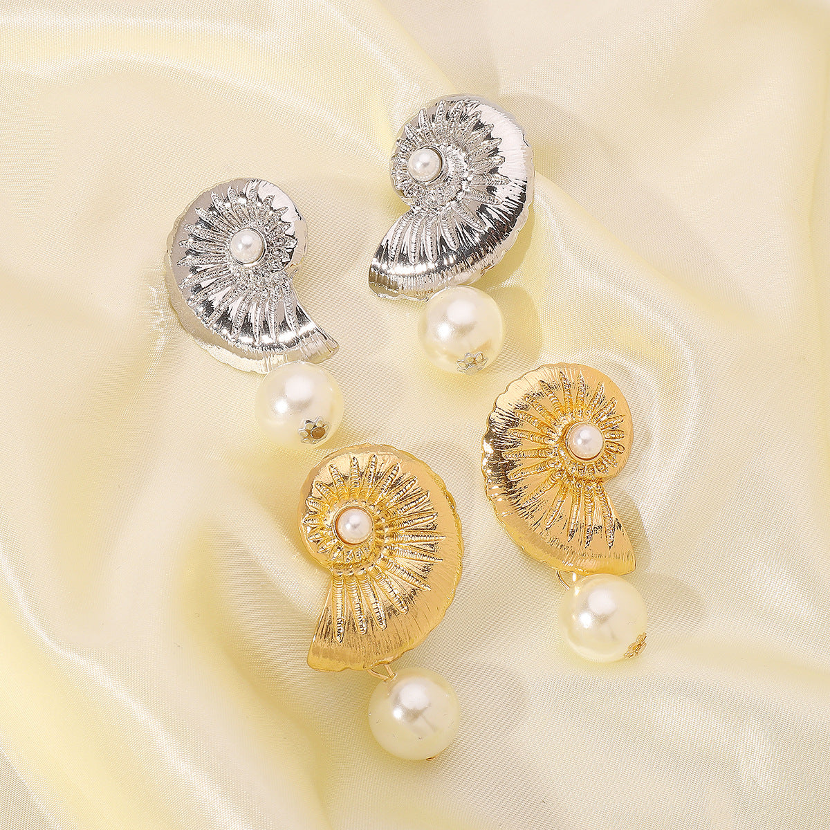 Pendientes Minimalistas de Aleación con Forma de Concha Marina y Detalles de Perlas para Mujer, Joyería Galvanizada para Vacaciones en la Playa