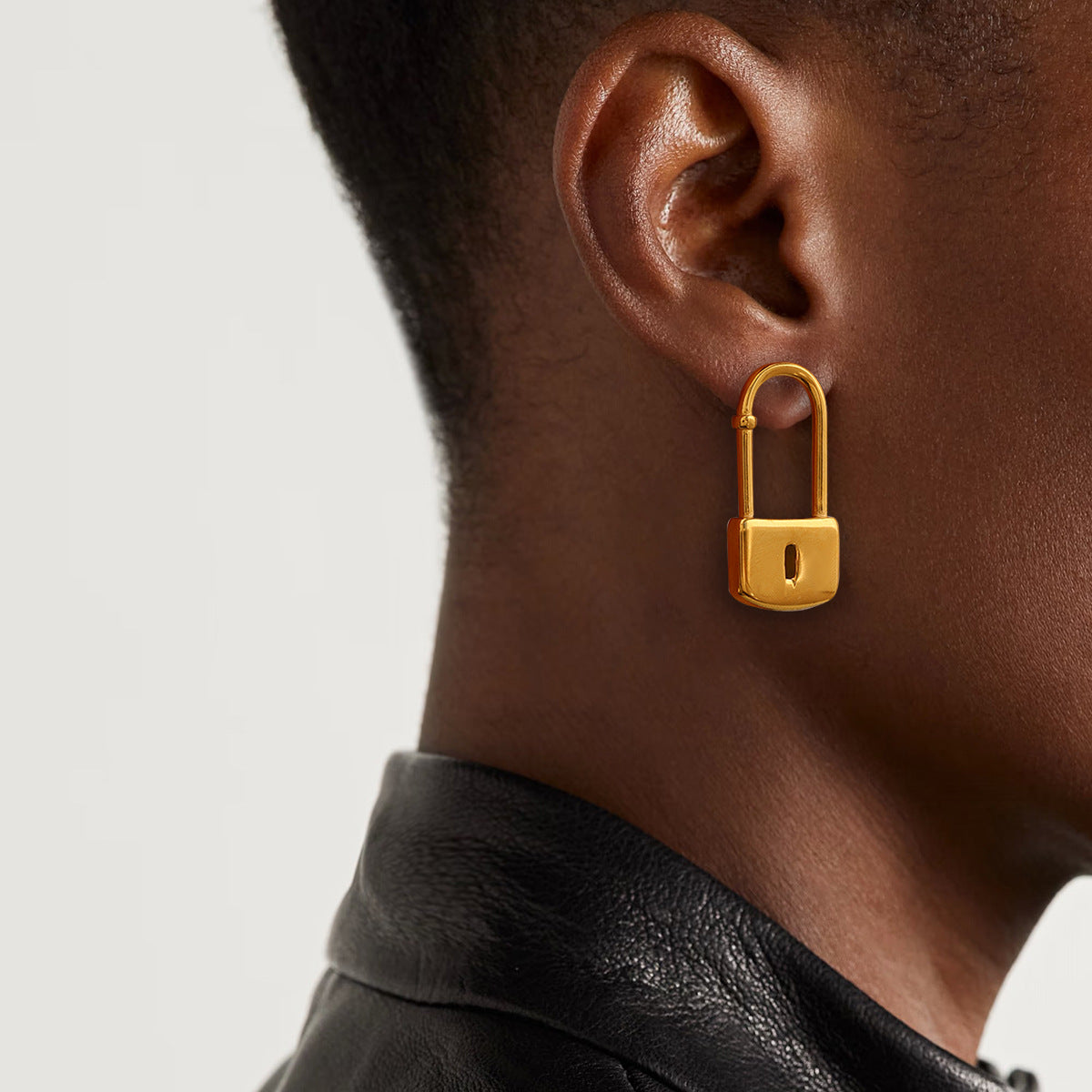 Orecchini a cerchio minimalisti geometrici in acciaio inossidabile placcato oro con lucchetto per donne