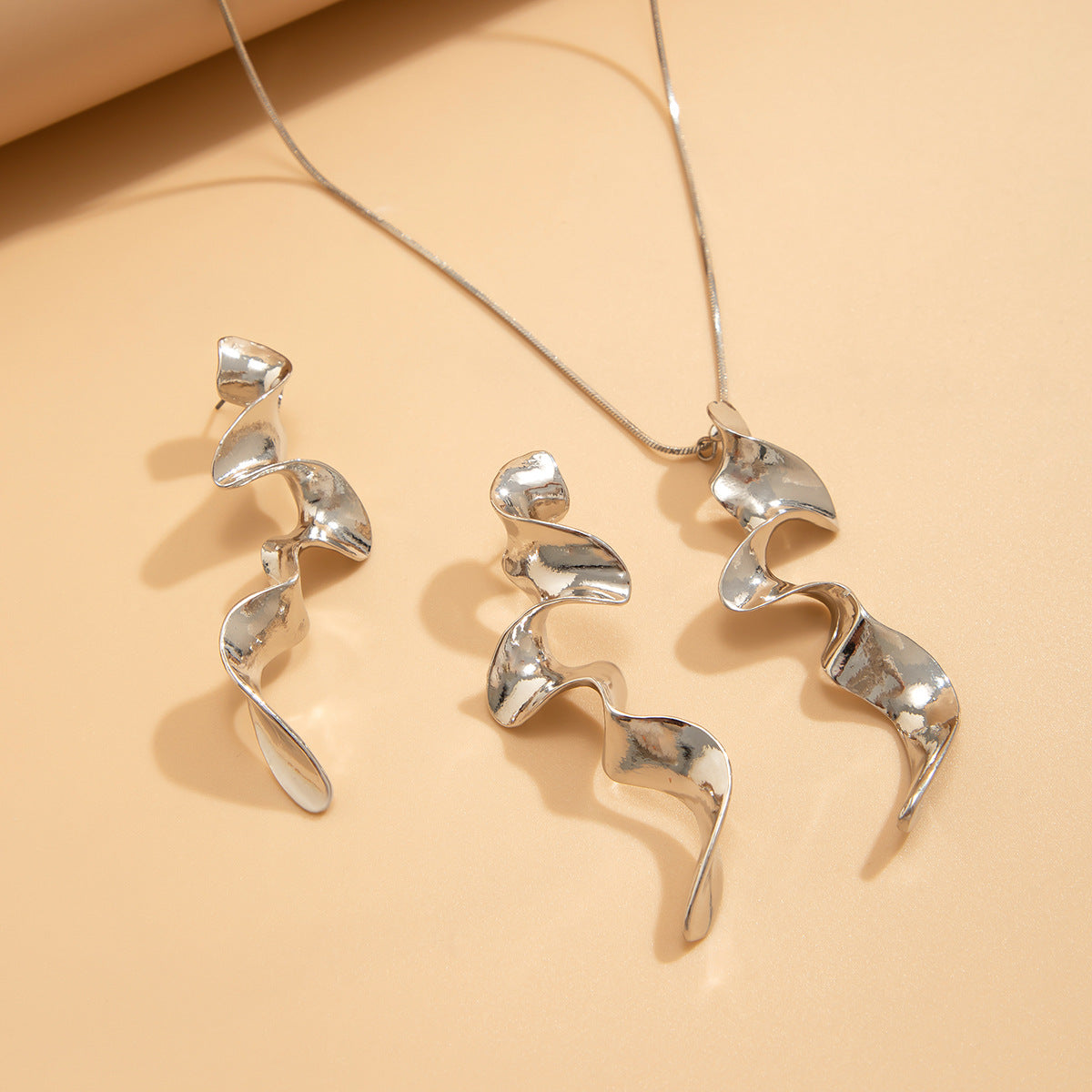 Minimalist Geometric Twisted Liquid Metal Alloy Plated Necklace Singapore Chain for Women