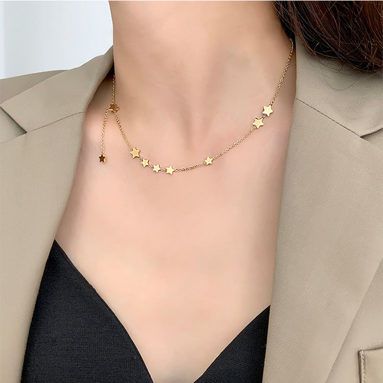 Collana da donna a stella in acciaio al titanio tonalità fredde, minimalista con finitura placcata e catena a croce