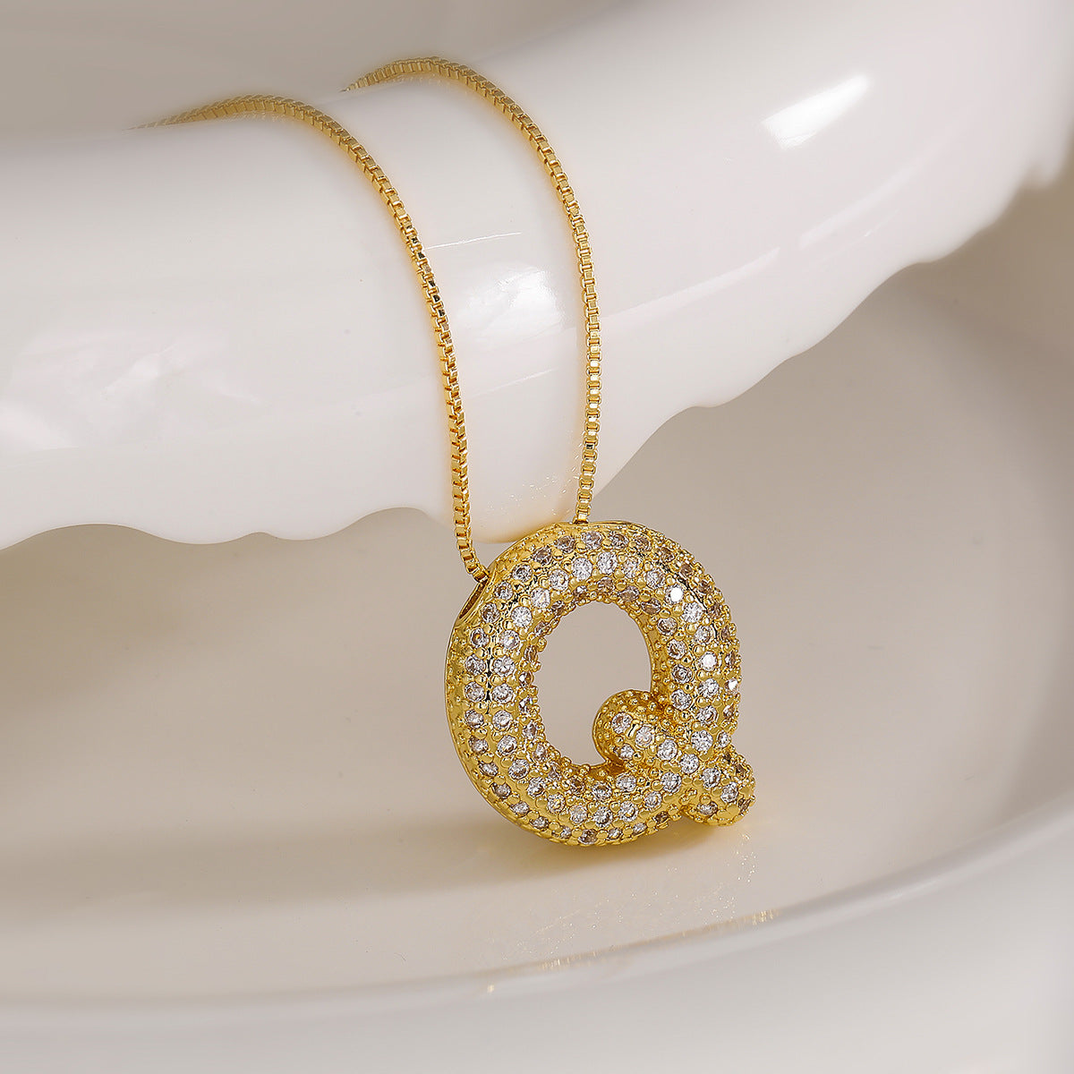 Collana con ciondolo a lettera geometrica minimalista da donna con intarsio in zircone in rame
