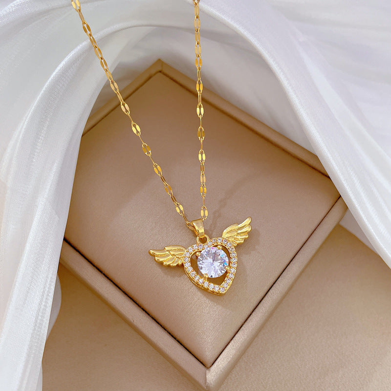 Collar Minimalista de Corazón y Ala en Acero Inoxidable con Acentos de Pedrería para Mujer y Uso Unisex