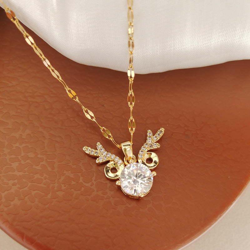 Collana da Donna di Lusso con Ciondolo a Corna di Cervo Tempestato di Strass, in Acciaio al Titanio con Finitura Placcata e Catena a Sfera