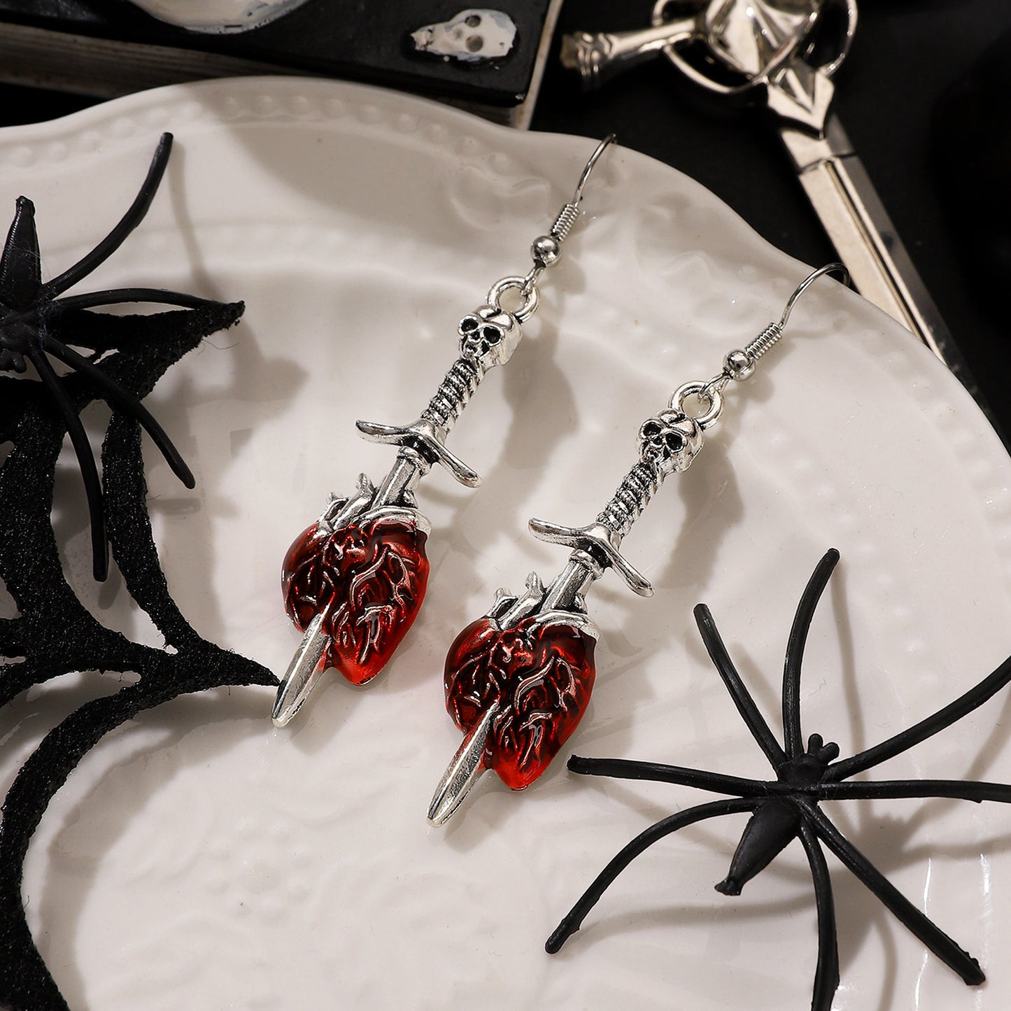 Pendientes de aleación con calavera gótica y corazón para Halloween con acabado chapado unisex