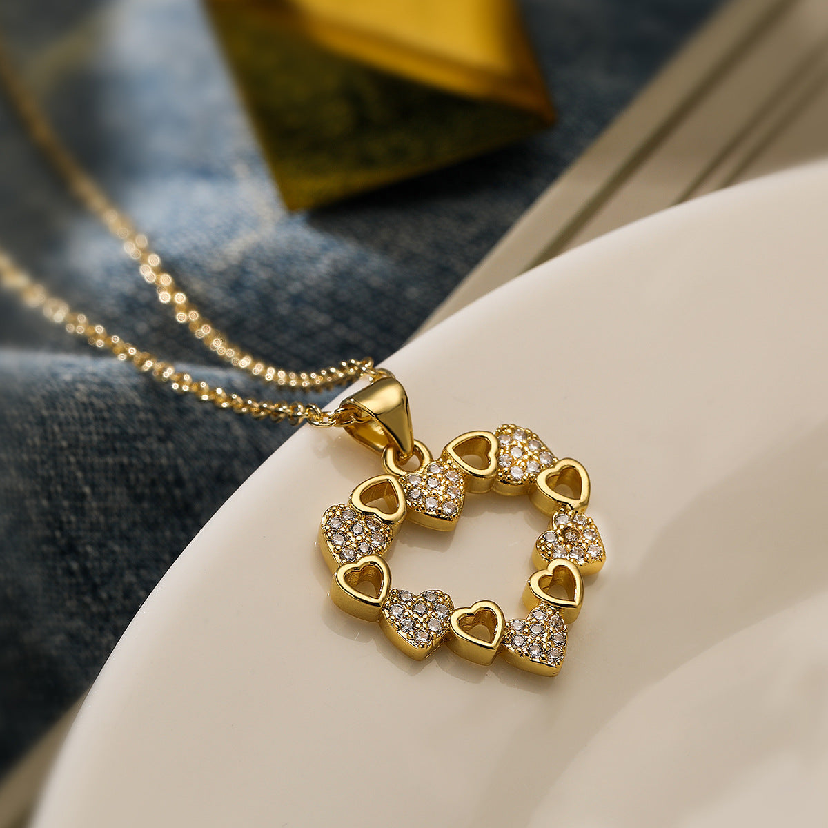 Minimalist Heart-Shaped Copper Pendant Necklace for Women with Zircon Accents, Fashion-Forward and Versatile Design
