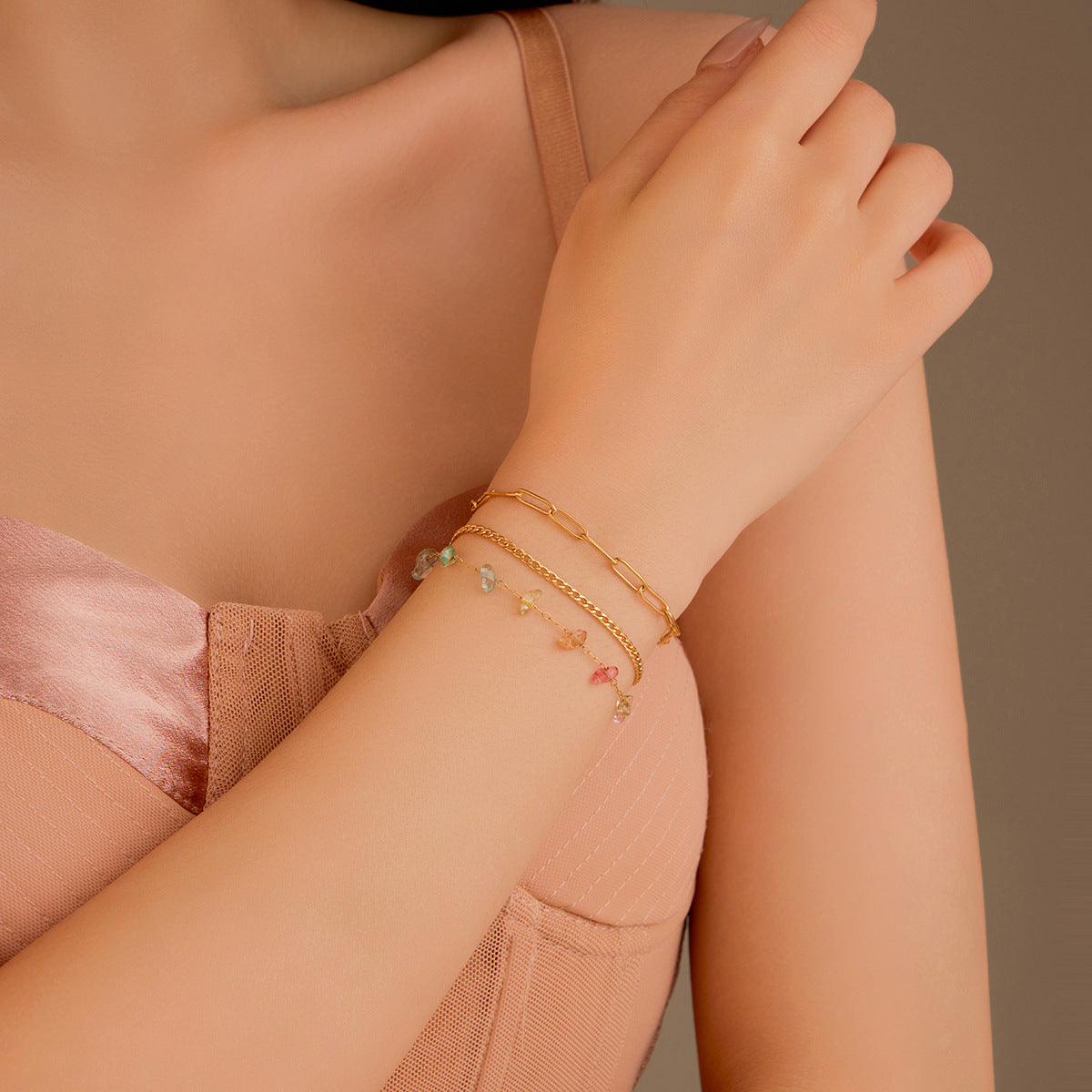Conjunto de pulseras apilables minimalistas de tres capas de acero de titanio con chapado en oro de 18 quilates y detalles de piedras naturales coloridas para mujer