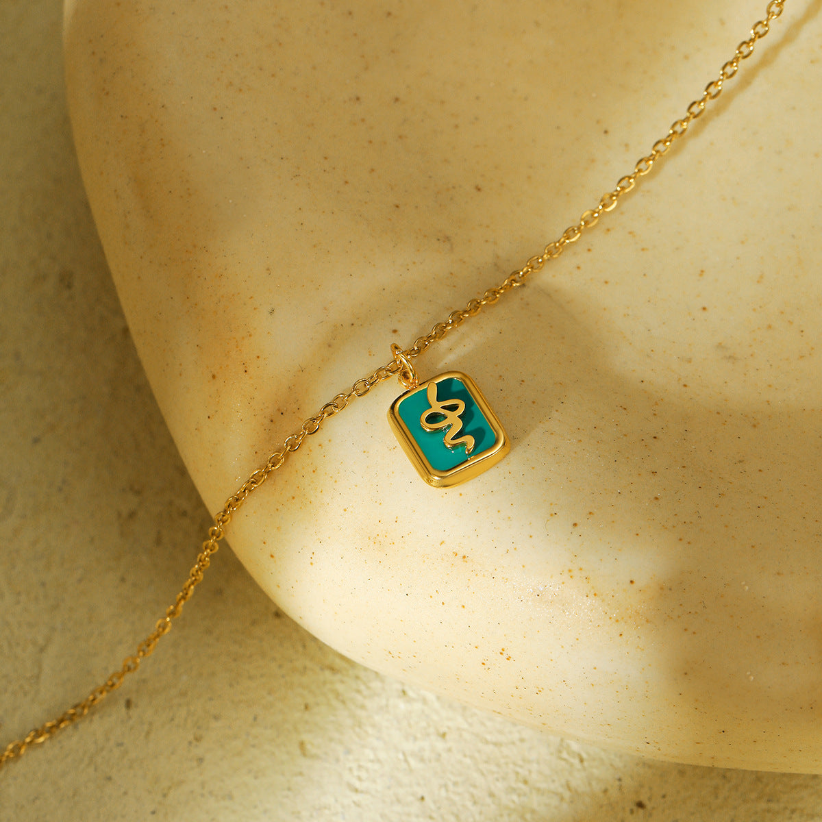 Collana minimalista a forma di serpente in acciaio al titanio con finitura placcata per donna