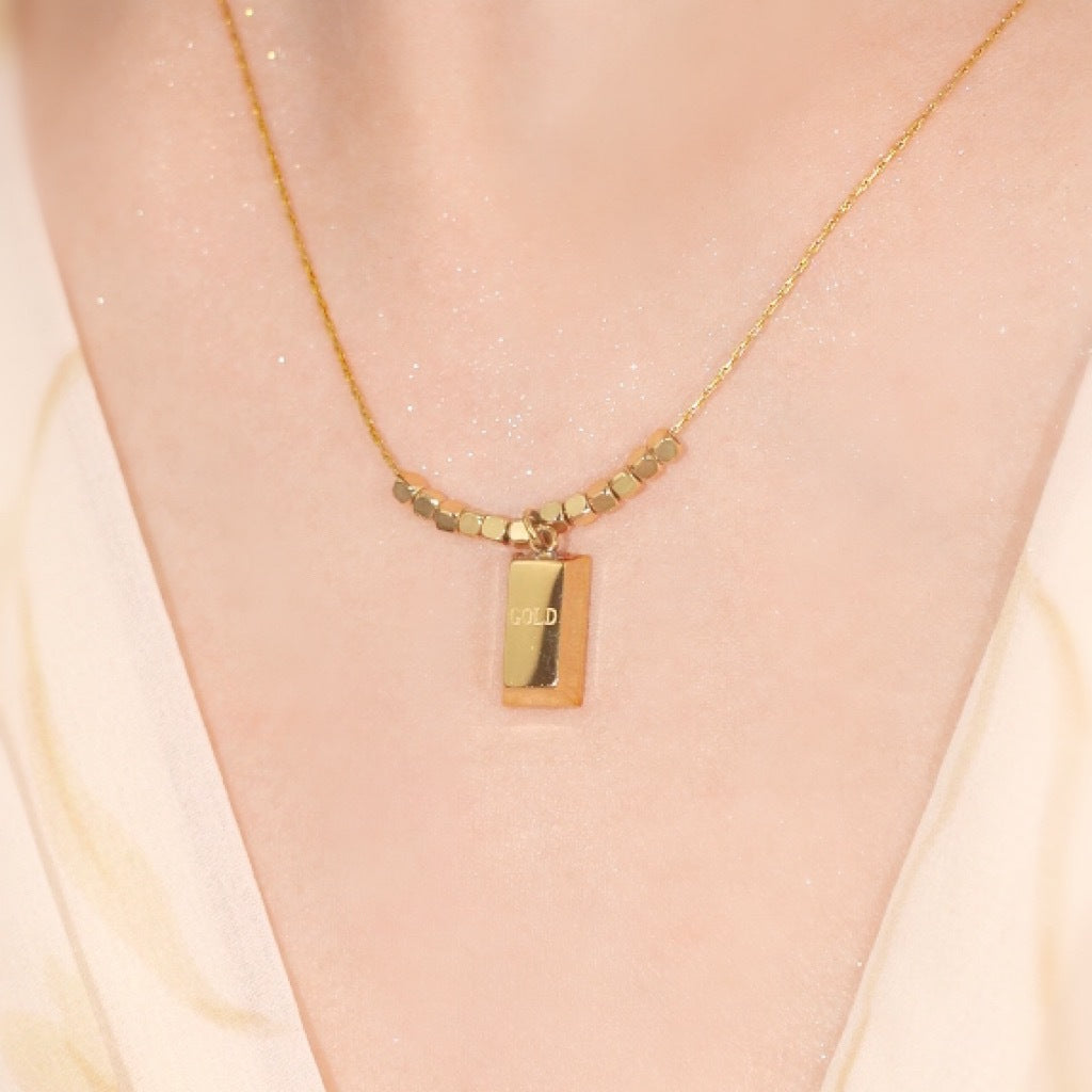 Collar minimalista geométrico con colgante cuadrado de acero de titanio chapado en oro para mujer