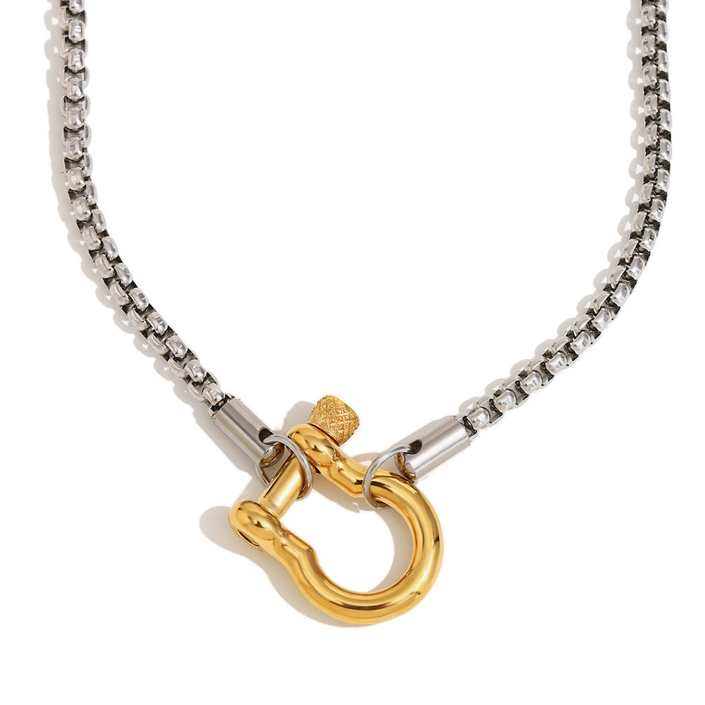 Elegante Collana con Pendente Geometrico in Acciaio Inossidabile, Placcatura in Oro 18K e Accento di Perla Quadrata, Chiusura a Ferro di Cavallo, da Donna