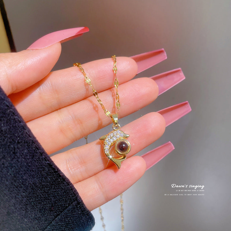 Collana da donna in acciaio al titanio a forma di delfino, stile esotico, con placcatura in oro micropavé, delicata catena clavicola dal design geometrico