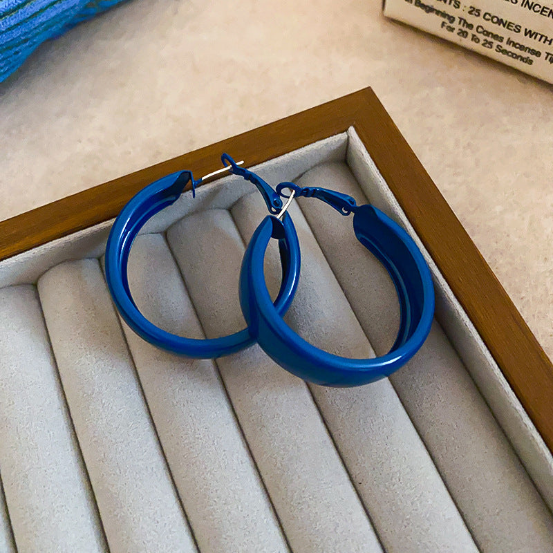 Pendientes de aro circulares retro minimalistas para mujer en metal chapado con detalles en azul Klein