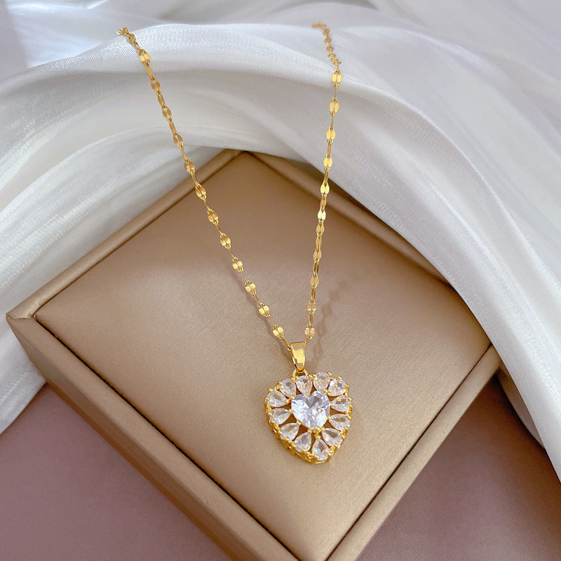 Collana con ciondolo a cuore placcato oro in acciaio al titanio di lusso per donna con strass, catena delicata per clavicola