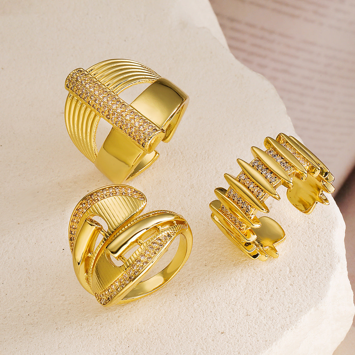 Anello Aperto Geometrico Minimalista in Rame Placcato Oro 18K con Intarsio di Zirconi da Donna