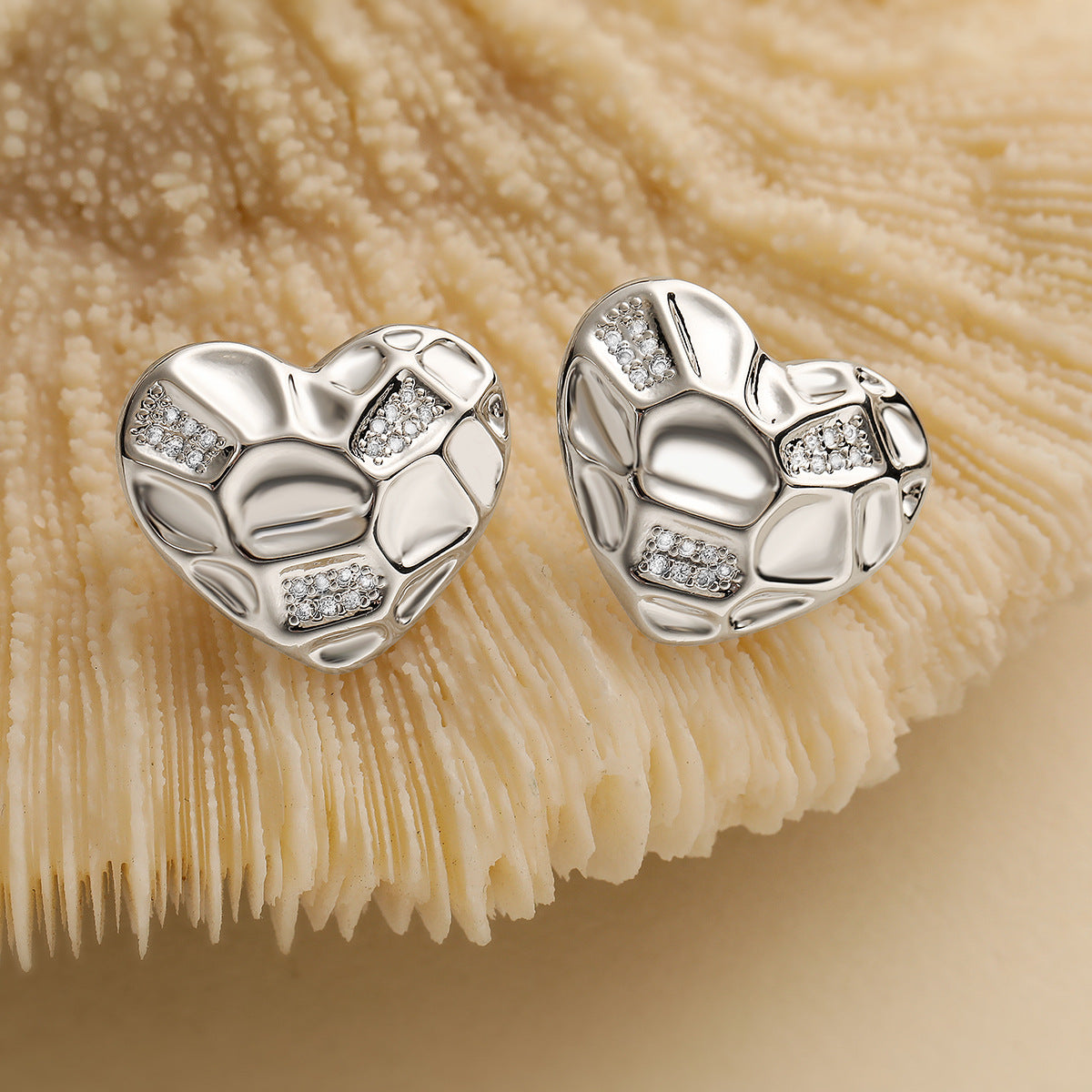 Orecchini a Cuore Minimalisti in Rame Placcato Oro 18K con Zirconi Micro-Incastonati da Donna