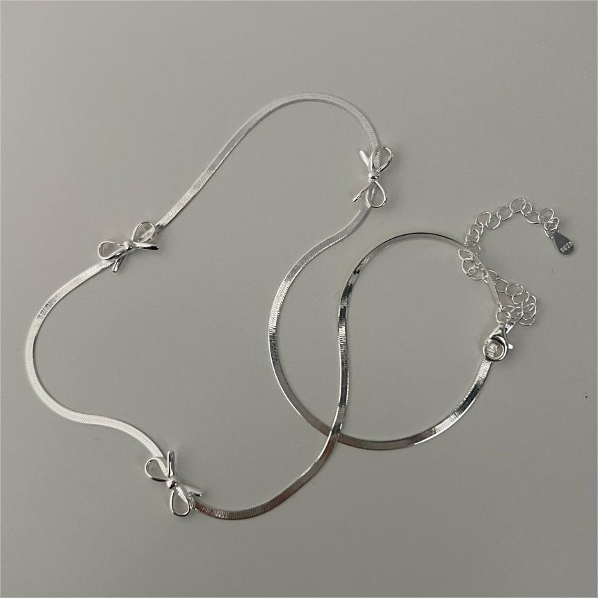 Collana minimalista a catena serpente con fiocco geometrico in argento sterling 925