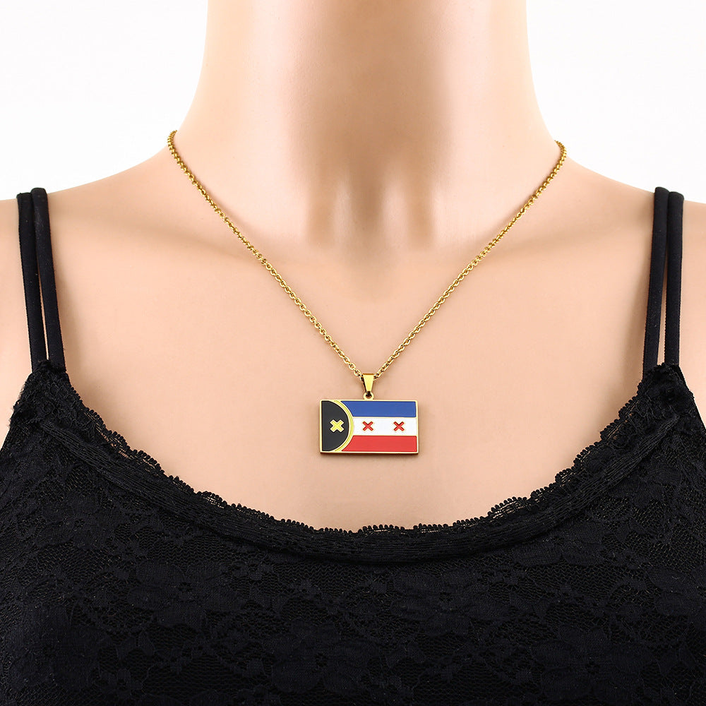 Collana Pendente Sportiva Geometrica in Acciaio Inossidabile con Finitura Placcata Sottovuoto Unisex
