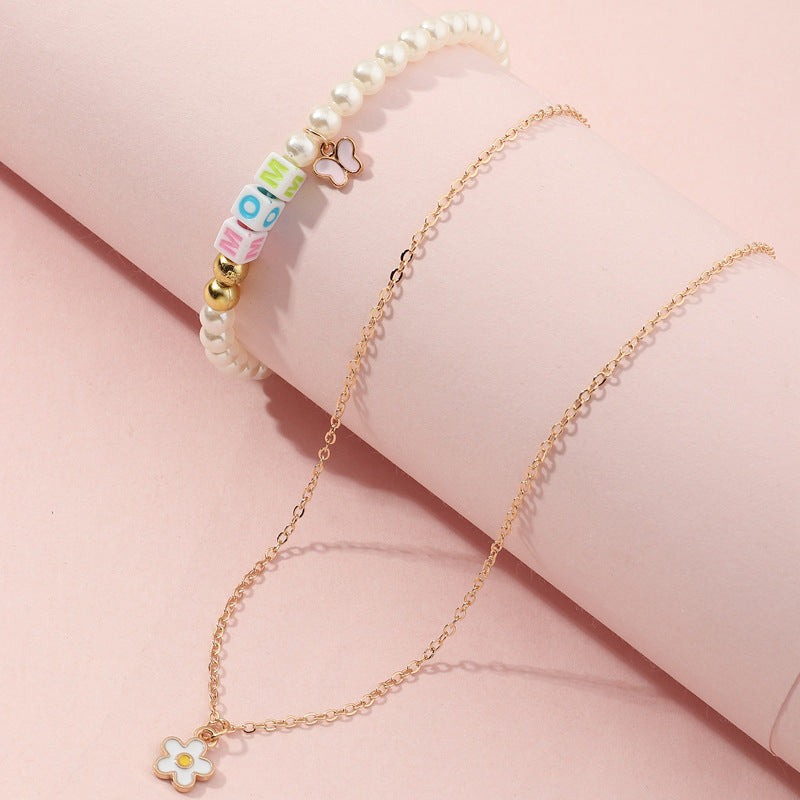 Bracciale minimalista in metallo a forma di lettera per bambine e ragazze con accenti di perle, design artigianale