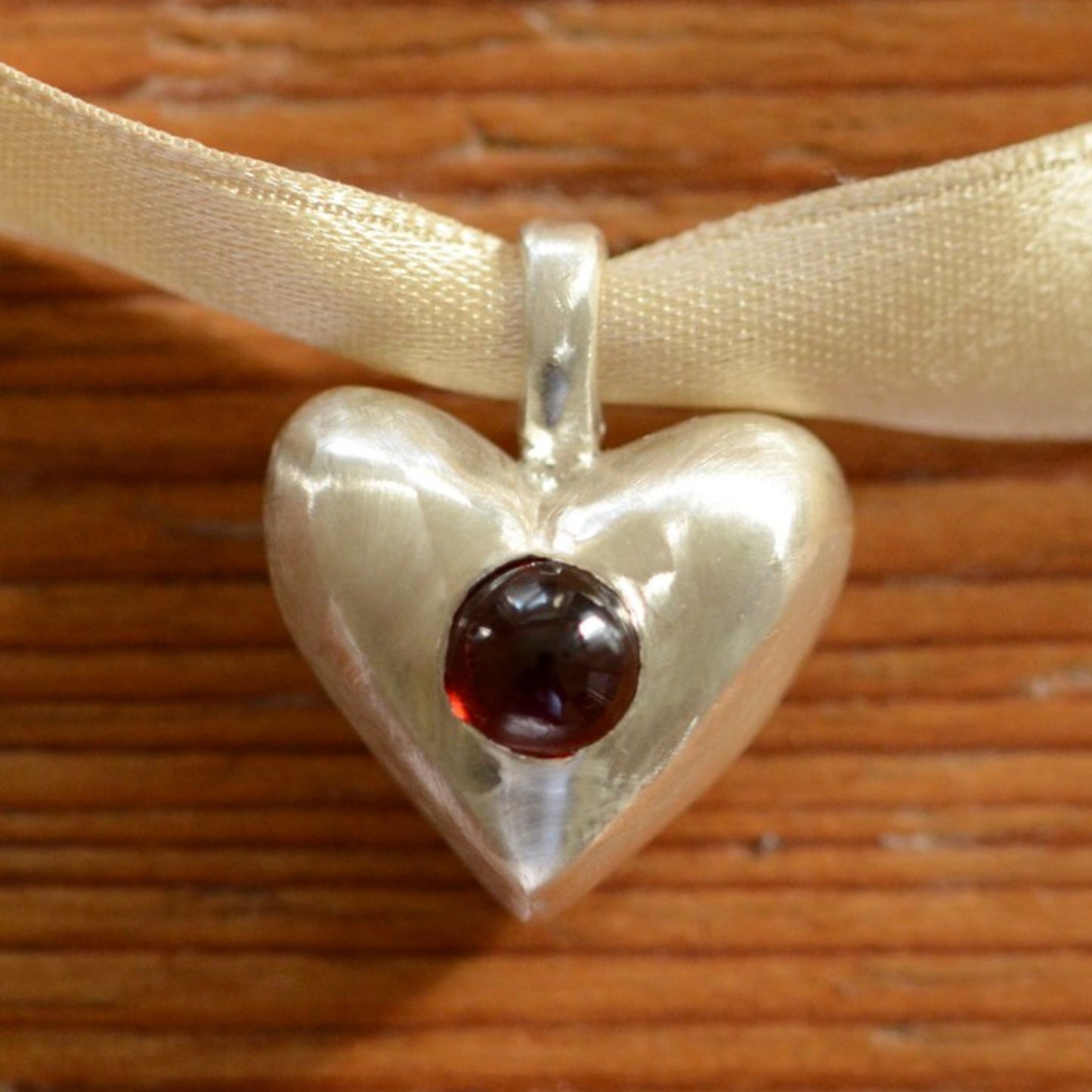 Collana con ciondolo a barra placcato in acciaio inossidabile con zirconi cubici a cuore minimalista