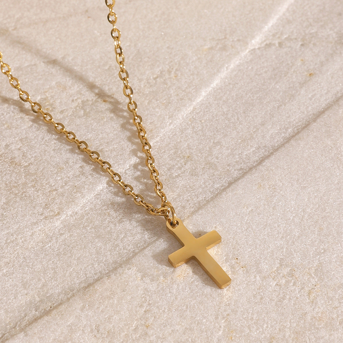 Collana Pendente Croce Minimalista da Donna in Acciaio Inossidabile con Pendente in Acciaio al Titanio e Finitura Placcata su Catena a Serpente