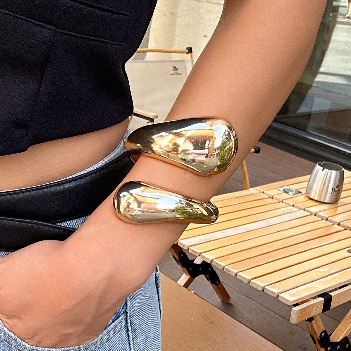 Bracciale rigido a molla vintage oversize da donna in lega con finitura placcata