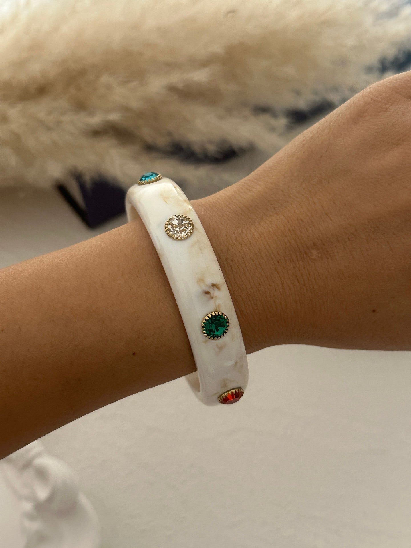 Bracciale da donna in resina placcata con intarsio geometrico di strass
