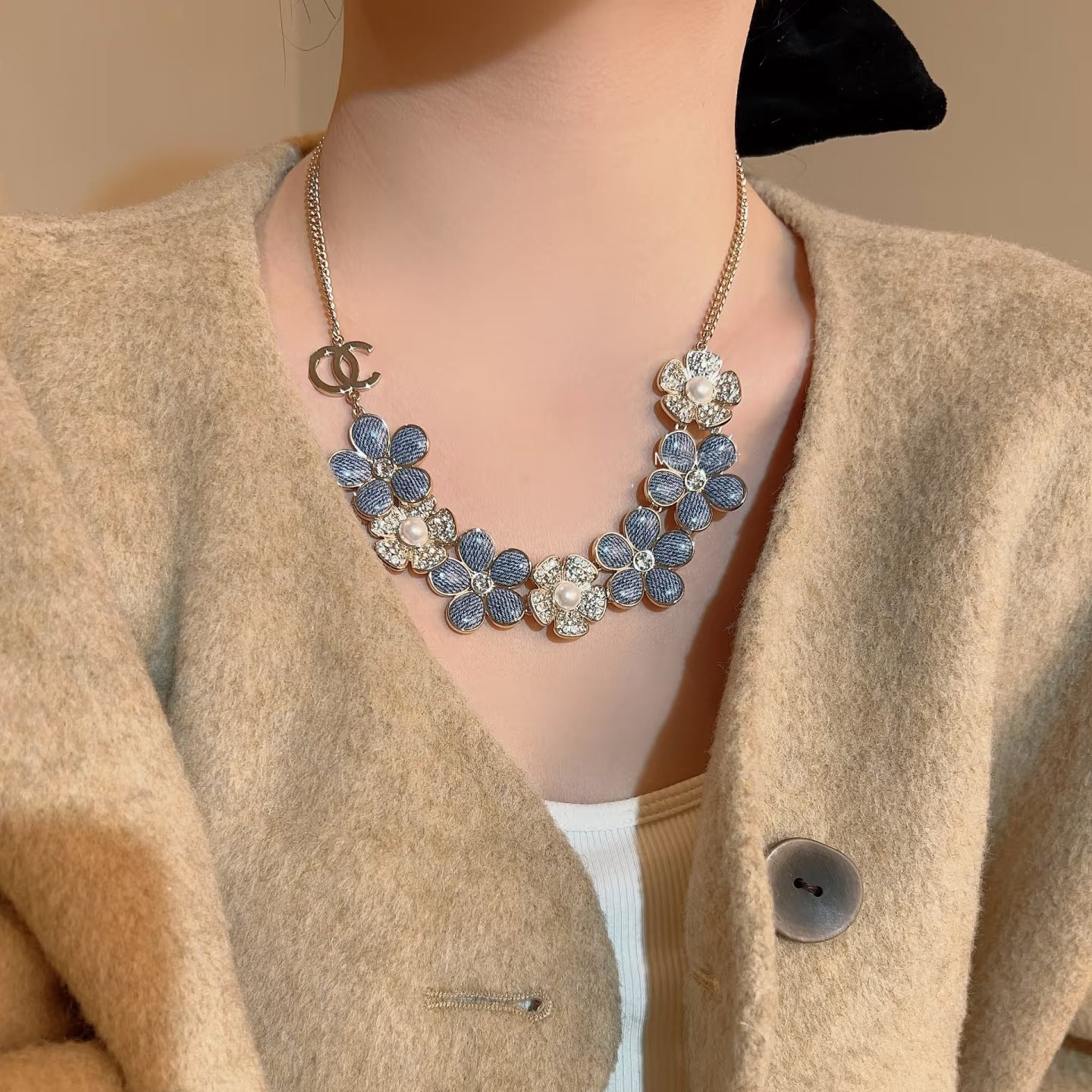 Elegante Collana da Donna in Ottone Placcato Oro con Strass e Fiori di Lusso