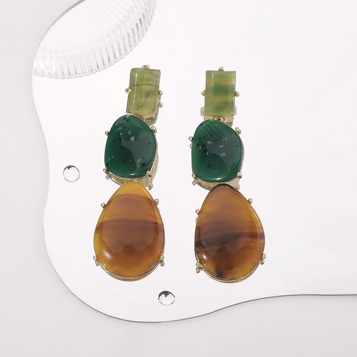 Pendientes colgantes geométricos exagerados de resina para mujer, base de aleación, acabado pulido, diseño único irregular de bloques de color