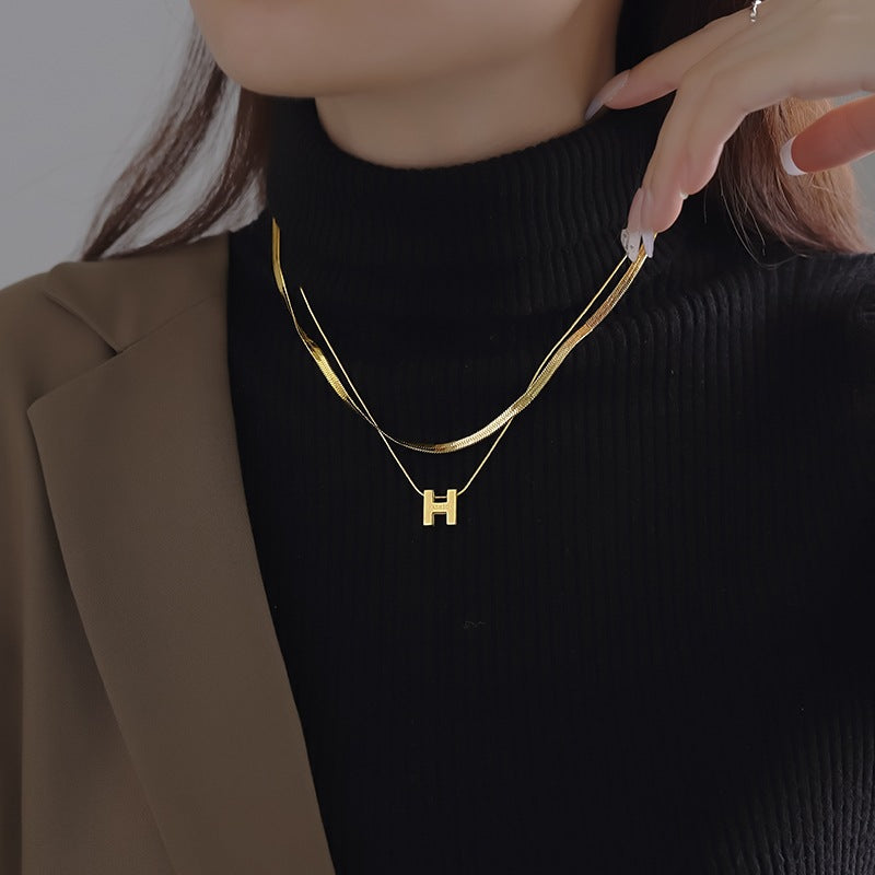 Collar minimalista de acero de titanio con colgante de letra H y acabado chapado en cadena de serpiente para mujer y hombre
