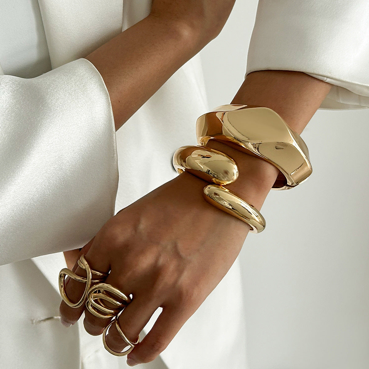 Pulsera de resorte con onda geométrica de aleación con acabado metálico pulido para mujer