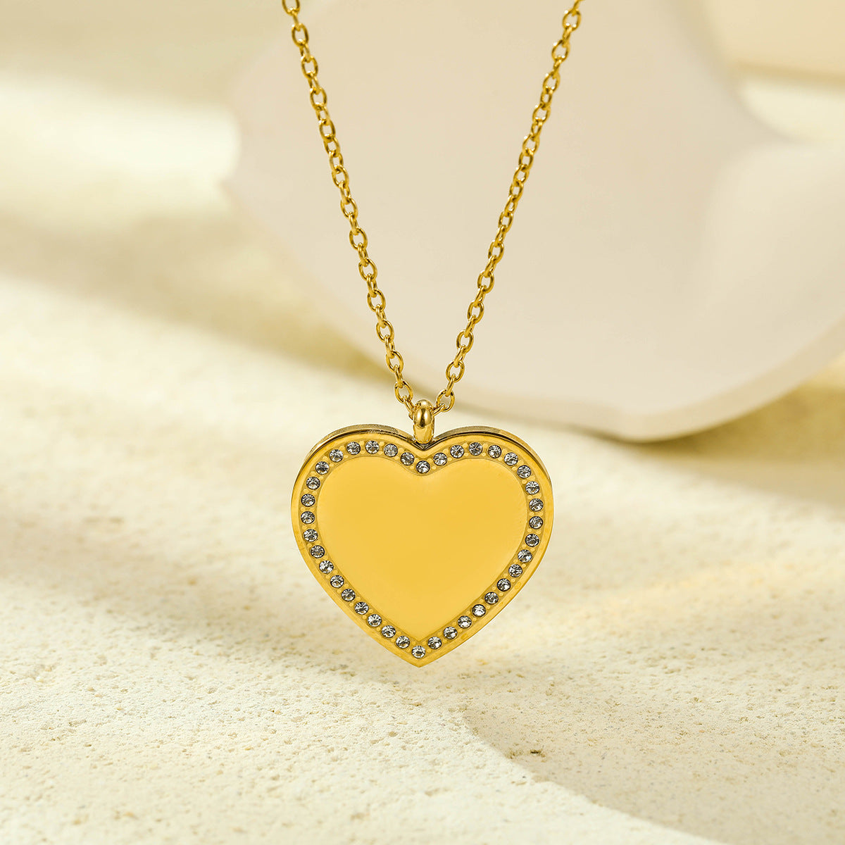 Collana da donna a cuore geometrica minimalista in acciaio inossidabile con intarsio di zirconi e placcatura in oro 18 carati