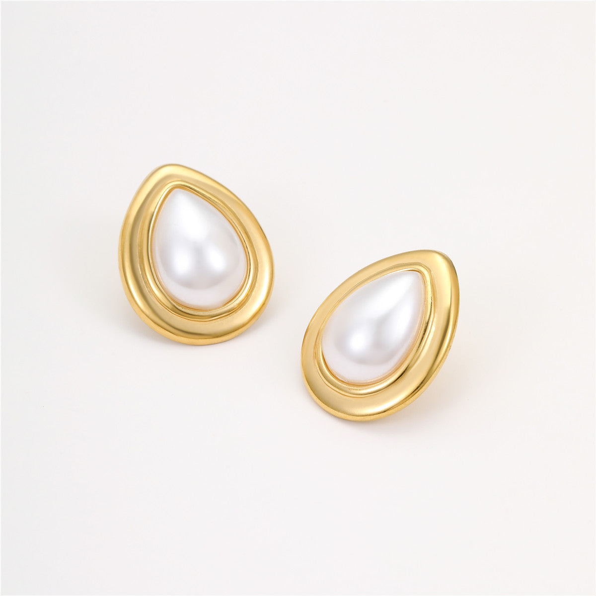 Orecchini a perno eleganti in stile francese con perle, fiore e cuore in acciaio inossidabile, placcati, leggeri e di lusso per donna